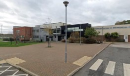 萨德伯里附近的托马斯·庚斯伯勒学校被封锁