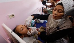 在联合国计划推出脊髓灰质炎疫苗的前一天，加沙的第一批儿童接种了脊髓灰质炎疫苗