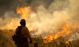 现在是加州历史上第五大公园大火;戏剧性的视频显示了激烈的战斗