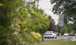 一辆汽车撞向丹佛市中心的大楼，造成一人受伤