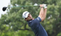 莱利以低于标准杆10杆的成绩在德州领先