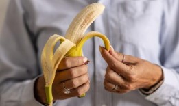 香蕉用一种不寻常的食物储存方法可以保持结实、黄色和新鲜26天