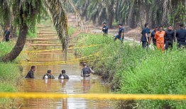 警察在油棕地的水沟里发现了据信是努尔·法拉·卡尔蒂尼的手机