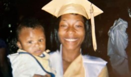 伊利诺斯州警察在一名黑人妇女家中开枪的“令人震惊”的随身摄像机视频引发众怒