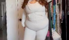 22码的模特告诉“胖女孩”穿上可爱的夏装