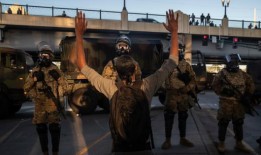 2020年骚乱，华尔兹面临新的审视：他派兵太慢了吗？