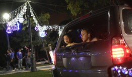 这个国家将在十月过圣诞节人们不快乐