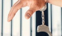 警方在曼谷接到举报后逮捕了暴力讨债人