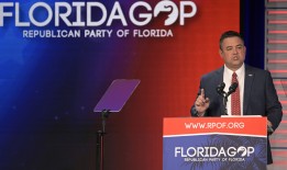 佛罗里达州共和党投票罢免被控强奸的共和党主席，德桑蒂斯将希望寄托在爱荷华州