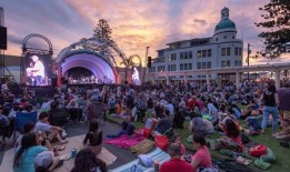 音乐、灯光、人群和舞蹈迎来了纳皮尔的2024年