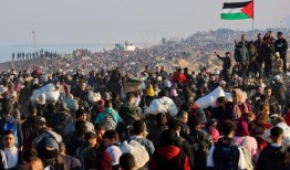 巴勒斯坦人在以色列侵略下被迫流离失所后返回加沙北部