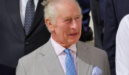 在伦敦和雅典的外交争端之后，查尔斯国王的希腊国旗领带引起了人们的关注