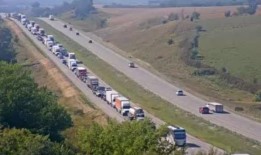 爱荷华州的一辆校车在80号州际公路上从野外旅行回来时发生车祸