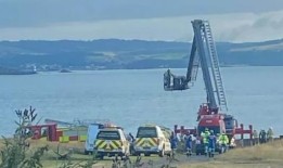 苏格兰海滩的重大救援任务引发了巨大的应急服务响应