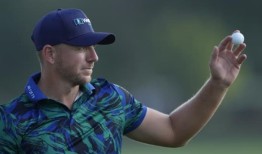 马特·华莱士在迪拜9号洞每个洞都抓到小鸟，追平了欧洲纪录