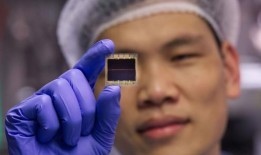 薄如剃刀的太阳能电池板可以“墨水喷射”到你的背包或手机上，提供廉价的清洁能源