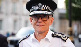 警察局长说，北爱尔兰式的抗议警察是另一种模式