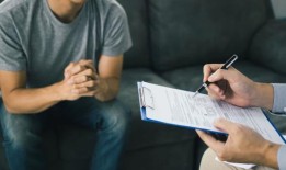 新西兰卫生部证实，为应对“超支”，部分医院暂停招聘