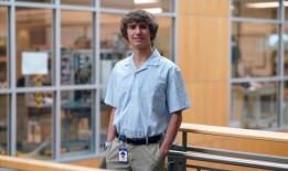 威斯康星大学麦迪逊分校的学生科林·派克进入了他哥哥去世前的实习