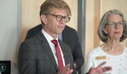 阿拉巴马州州长蒂姆？沃尔兹(Tim Walz)是如何让学校免费供餐成为人们关注的焦点，并引发人们的讨论