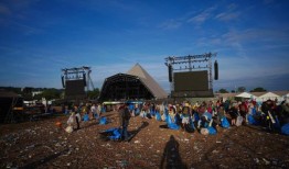 格拉斯顿伯里音乐节即将结束，2024年的清理工作正在进行