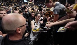 爱荷华州的凯特琳·克拉克正在激励年轻一代的球员