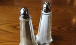 你一直用错了盐和胡椒瓶——你不需要摇它们