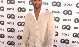 玛蒂娜·纳芙拉提洛娃和她的妻子在收养了两个小男孩后欣喜若狂