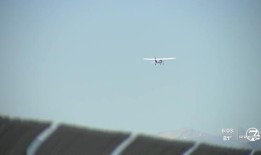 一辆汽车撞向丹佛市中心的大楼，造成一人受伤