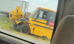 爱荷华州的一辆校车在80号州际公路上从野外旅行回来时发生车祸