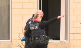 在珀斯洛克里奇，一名男子因锤击而头骨和下巴骨折