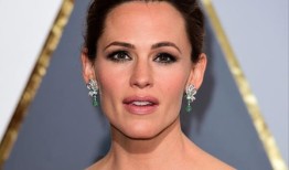 詹妮弗·加纳在第一届动漫展上被困在电梯里一个多小时