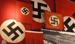 纳粹抗议者在密歇根州抗议安妮·弗兰克的演出，称集中营受害者为“妓女”