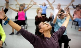 患有帕金森氏症的黑人被误诊，错过治疗