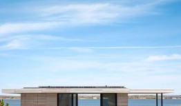 纽约沃特米尔(Water Mill)一所房子后面的麦考克斯湾(Mecox Bay)景观。图片：Ashok Sinha／纽约时报