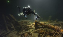 满是香槟酒瓶的19世纪沉船寻宝者不得入内