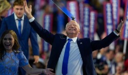 阿拉巴马州州长蒂姆？沃尔兹(Tim Walz)是如何让学校免费供餐成为人们关注的焦点，并引发人们的讨论