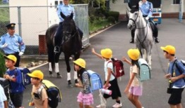 简单的日本新闻翻译:骑警部队访问京都县的学校