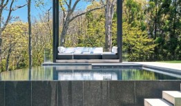 纽约沃特米尔(Water Mill)一所房子后面的麦考克斯湾(Mecox Bay)景观。图片：Ashok Sinha／纽约时报