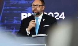 “Hone”在给夏威夷大岛带来洪水之后减弱为热带风暴