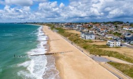 隐藏的蓝旗海滩被游客称为“小宝石”，距离伦敦仅2小时车程