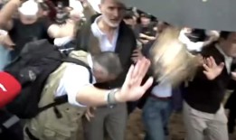 在访问被摧毁的城镇期间，愤怒的居民向皇室成员投掷泥浆：“他们让我们去死”