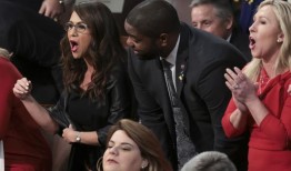 马乔里·泰勒·格林在谴责投票后怒斥劳伦·伯特“用电子烟猥亵”