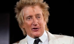 79岁的罗德·斯图尔特在与新冠病毒的斗争中取消了更多的巡演日期