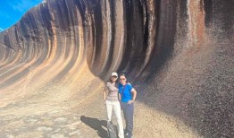 马来西亚讲师在西澳大利亚州尝试玩沙板