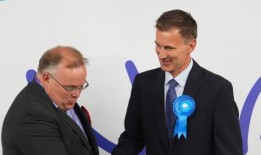 杰里米·亨特保住了萨里郡的席位，但他说“压倒性的”选举是“难以下咽的苦果”