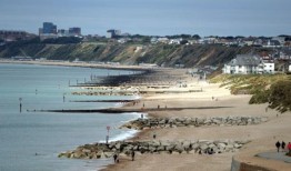 隐藏的蓝旗海滩被游客称为“小宝石”，距离伦敦仅2小时车程