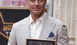 裘德·洛在母亲去世后推迟了好莱坞星光大道的仪式