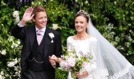 威斯敏斯特公爵和公爵夫人在婚礼后感谢祝福者