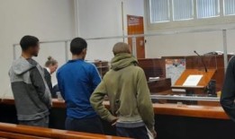 被控抢劫德国游客的嫌疑人出庭